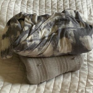 Lululemon OM Your Heart Out Bundle of 2 Accent Scarves & Susu pearl textured